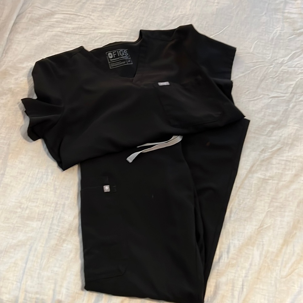 Black Figs scrub set